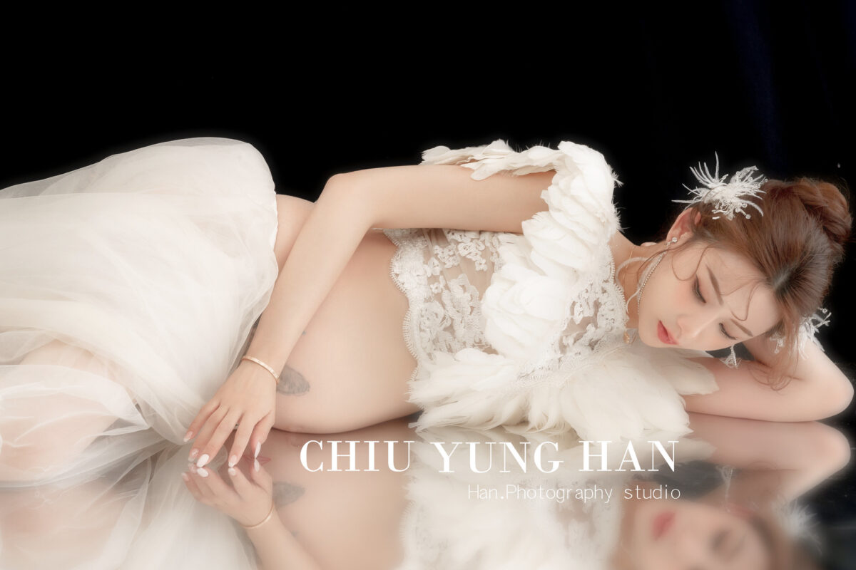 台中孕婦寫真|鏡頭裡是仙女,鏡頭外,是努力展現最美一面的媽媽。